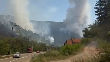 Tűz pusztít Zaječar közelében, a lángok megfékezésébe Kamov helikoptert is bevontak - illusztráció