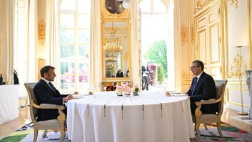 Vučić nyílt beszélgetésre számít Macronnal a szerb–francia kapcsolatokról - illusztráció