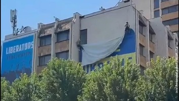 Zelenszkij belgrádi kijelentése után eltávolították az ukrán zászlót Pristinában - illusztráció