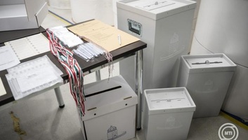 Od subote mogu da se predaju koverte sa glasom za parlamentarne izbore u diplomatsko-konzularnim predstavništvima - illusztráció