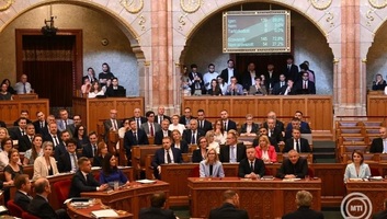Parlament usvojio sedamnaestu izmenu Ustava Mađarske - illusztráció