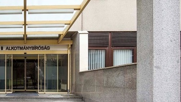 Ustavni sud danas razmatra predloge Fidesa i KDNP-a protiv izmena Ustava - illusztráció