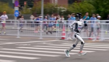 Emberi világcsúcsot döntött meg egy humanoid robot a pekingi félmaratonon - illusztráció