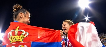 Egy ölelés, amely messzebbre repült a gerelynél - illusztráció