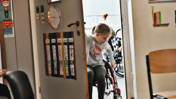 Szülők két fronton: Mit hoz a gondozó szülőkről szóló új törvénytervezet? - illusztráció