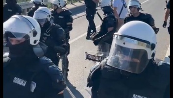 A rendőrség lezárta a bejáratot Petrőcre: a kiállítást mégis megnyitották - illusztráció
