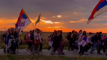 A szabad ég alatt alszik az Inđijára érkező egyetemisták egy része - illusztráció