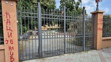 Ćaci él: Újabb falfirkák jelentek meg az újvidéki gimnázium kerítésén - illusztráció