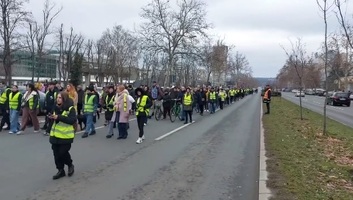 Csenddel és sétával emlékeztek meg Újvidéken az előtetőomlás áldozatairól - illusztráció