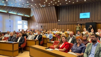 Egyperces csenddel emlékezett Ratko Mladićra az újvidéki képviselő-testület - illusztráció