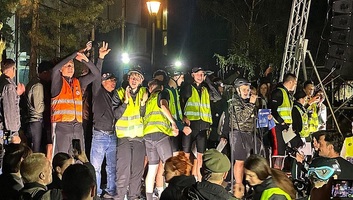 Fáklyákkal és tűzijátékkal fogadták Újvidéken a kerékpáros egyetemistákat - illusztráció