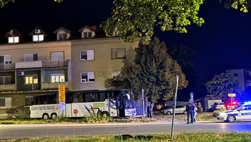 Letért az útról és épületnek csapódott egy autóbusz Zomborban - illusztráció