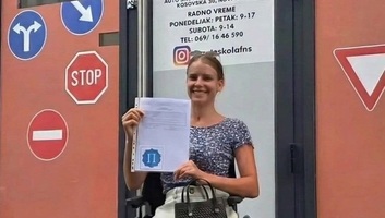 Letette a járművezetői vizsgát az újvidéki tragédia egyetlen túlélője - illusztráció