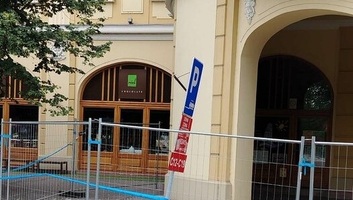 Levált a zentai Városháza homlokzatának egy része - illusztráció