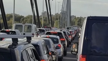 Óriási a torlódás az újvidéki Szabadság hídon - illusztráció