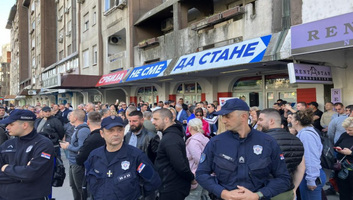 Feszült a helyzet a tüntetők és az SNS képviselői között Újvidéken - illusztráció