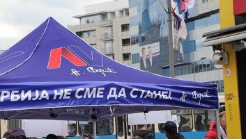 Politikai feszültség és megemlékezés Újvidéken - illusztráció