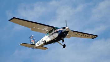 Stabil a lezuhant kisgép pilótájának állapota, folytatódik a helyszínelés - illusztráció