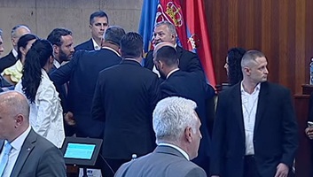 Tartományi képviselőház: Az ellenzék megpróbálta megakadályozni, hogy egy képviselőt kivezessenek a teremből - illusztráció