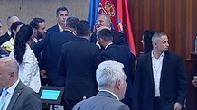 Tartományi képviselőház: Az ellenzék megpróbálta megakadályozni, hogy egy képviselőt kivezessenek a teremből - illusztráció