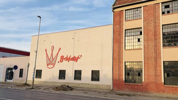 Több mint 150 dolgozó maradt munka és fizetés nélkül a szabadkai Március 8. harisnyagyárban - illusztráció