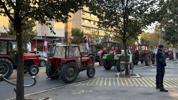 Traktorok sorakoztak fel Újvidék központjában az SNS esti nagygyűlése előtt - illusztráció