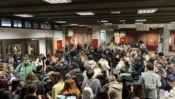 Tüntetés az újvidéki Bölcsészettudományi Karon az „igazgatóság bosszúja” miatt - illusztráció