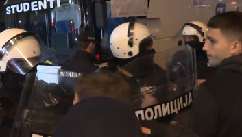Újvidéken összecsaptak a tiltakozók és a rendőrség: Elszállították Jaćimović buszát - illusztráció